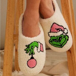 NWT Cozy Fuzzy Pink & Green Grinch Christmas Slippers S & M